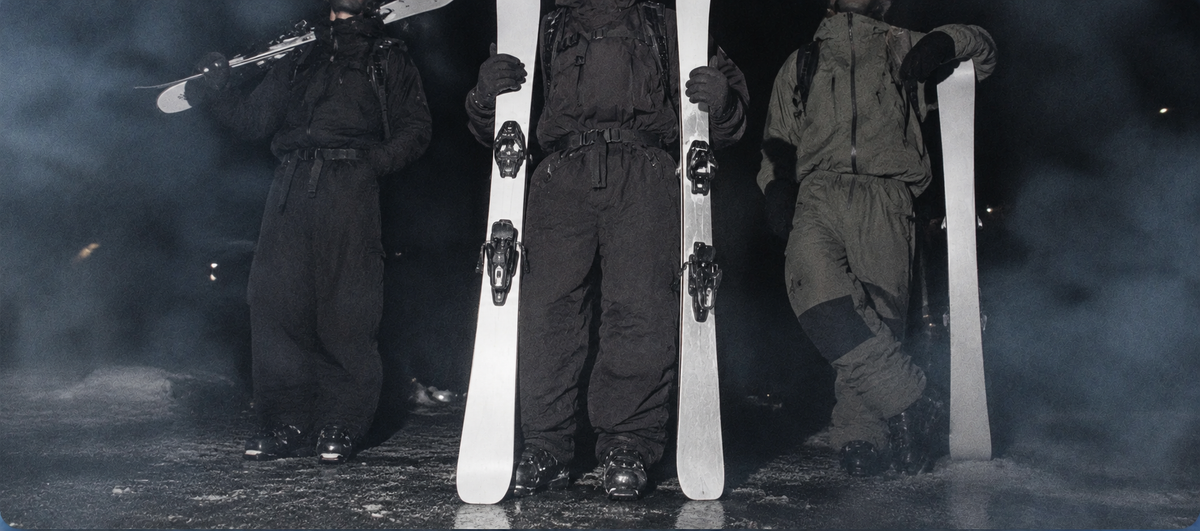 Drei Skifahrer mit Freestyle-Skiern in einem nächtlichen Schneesturm